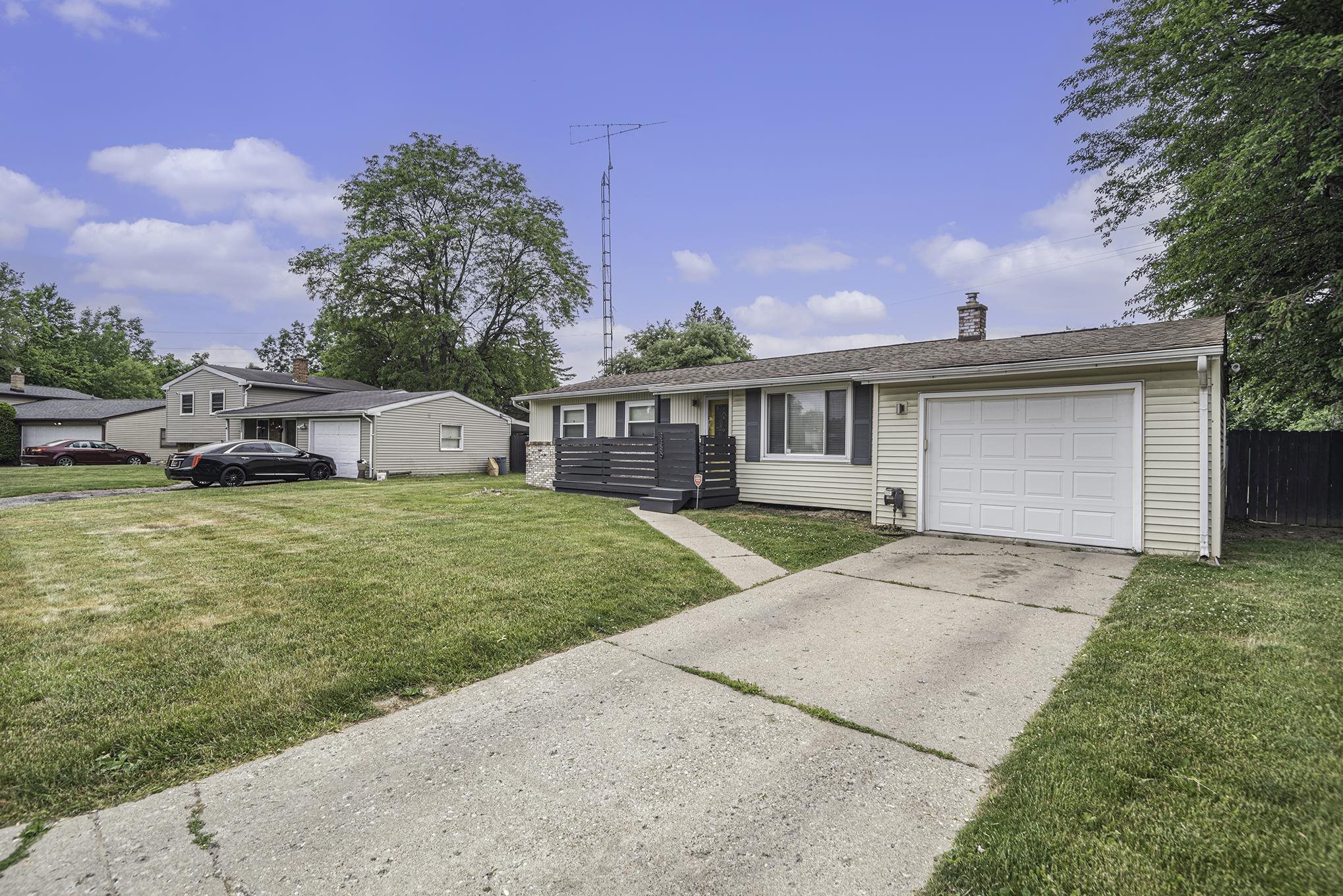 3389 Ridgecliffe Drive Flint, MI 48532 - Photo 4 of 16 50111323-3.JPG