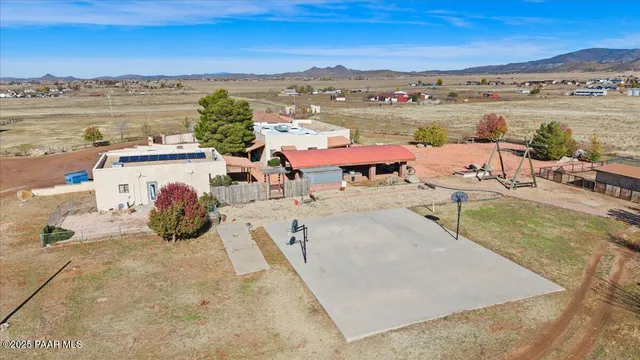 a view of a yard with a tree