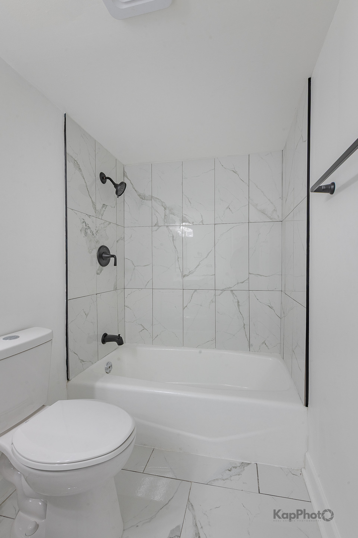 669 Chappel Avenue, Unit 1A Calumet City, IL 60409 - Photo 20 of 24 a bathroom with a toilet and a bathtub
