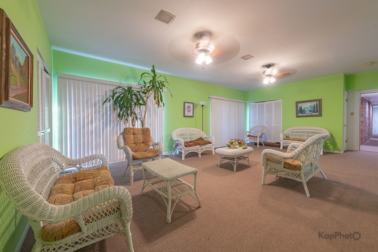 669 Chappel Avenue, Unit 1A Calumet City, IL 60409 - Photo 23 of 24 a living room with furniture and a potted plant