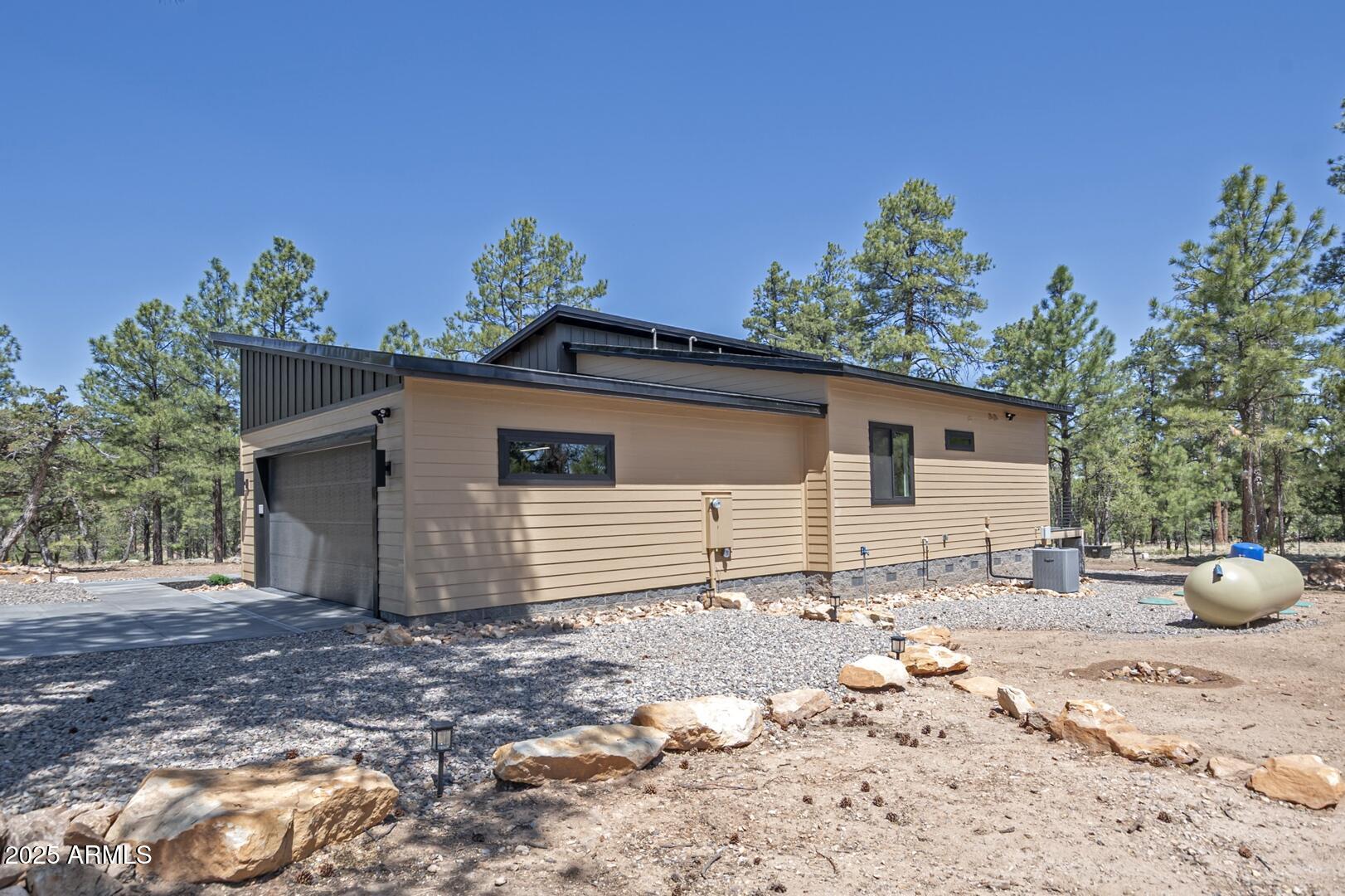 2965 Eagle Ridge Circle Happy Jack, AZ 86024 - Photo 4 of 54 a backyard of a house with table and chairs