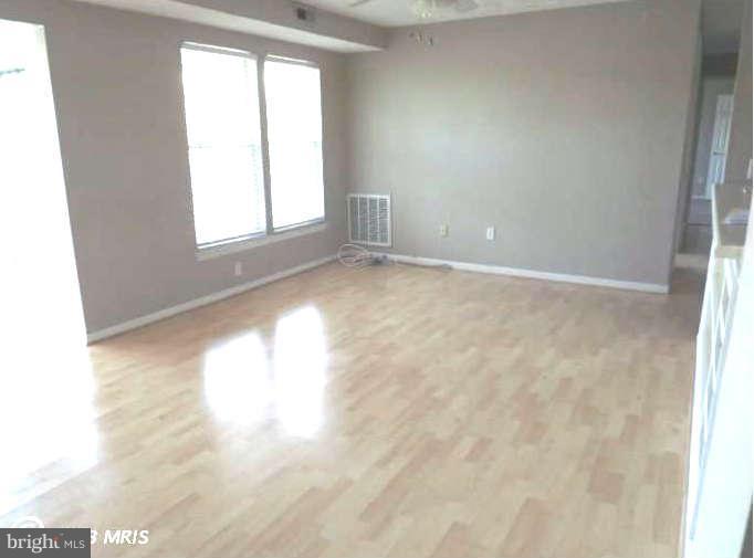 839 Deering Road, Unit 8H Pasadena, MD 21122 - Photo 4 of 18 Living Room