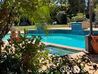 a view of a back yard