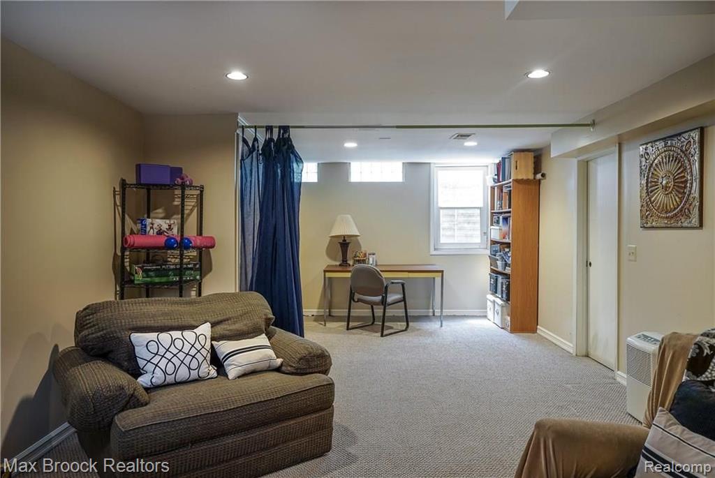 36186 Fredericksburg Road Farmington Hills, MI 48331 - Photo 24 of 38