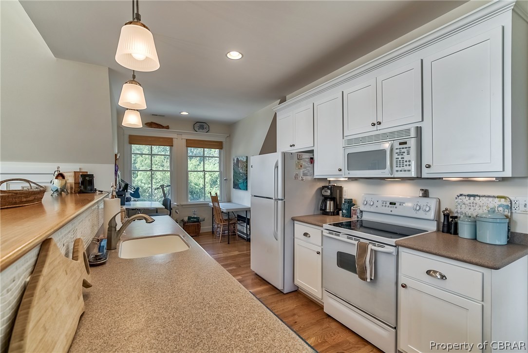 904 Queenstown Road Lancaster, VA 22503 - Photo 36 of 40 Carriage House Kitchen: The kitchen features a refrigerator, range, microwave, dishwasher, pantry and 12? of counter space.