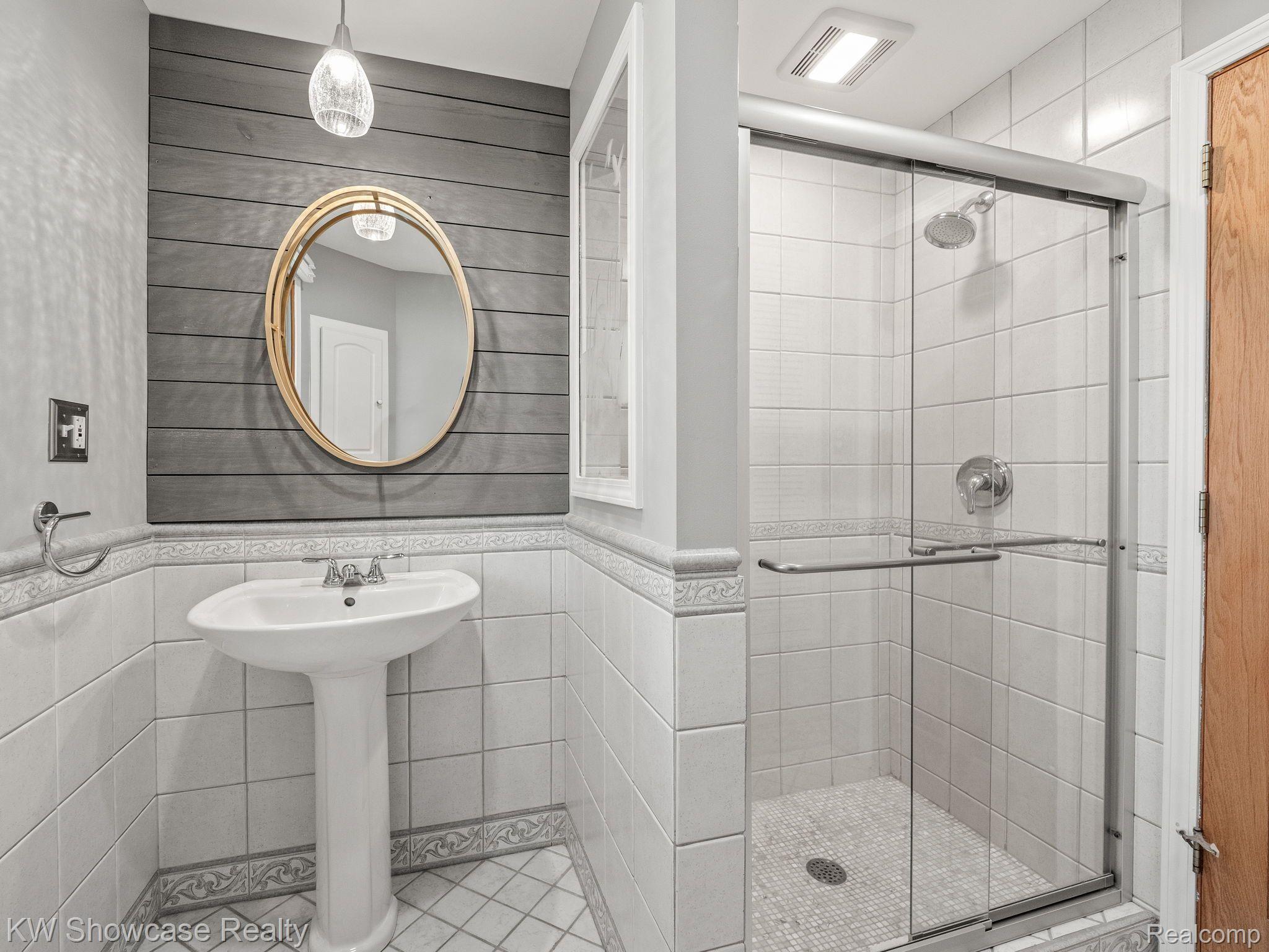 2547 South Commerce Road Walled Lake, MI 48390 - Photo 20 of 72 First floor full bathroom