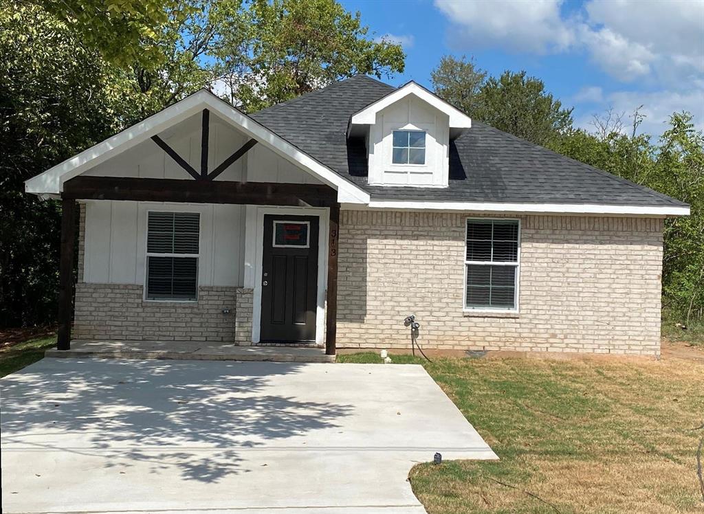 313 East Nelson Street Denison, TX 75021 - Photo 1 of 21 a front view of a house with a yard