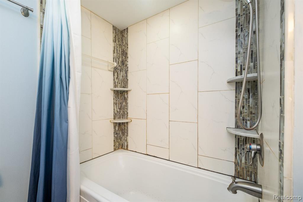 16317 Riverside Drive Livonia, MI 48154 - Photo 30 of 37 Gallery Image 30