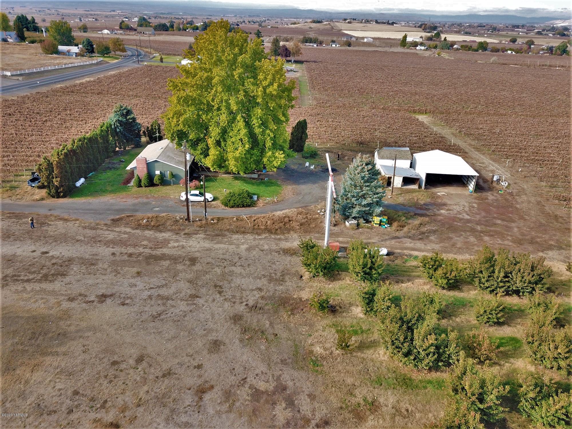 701 Grandview Pavement Road Grandview, WA 98930 - Photo 13 of 14 an aerial view of a house with a yard and lake view