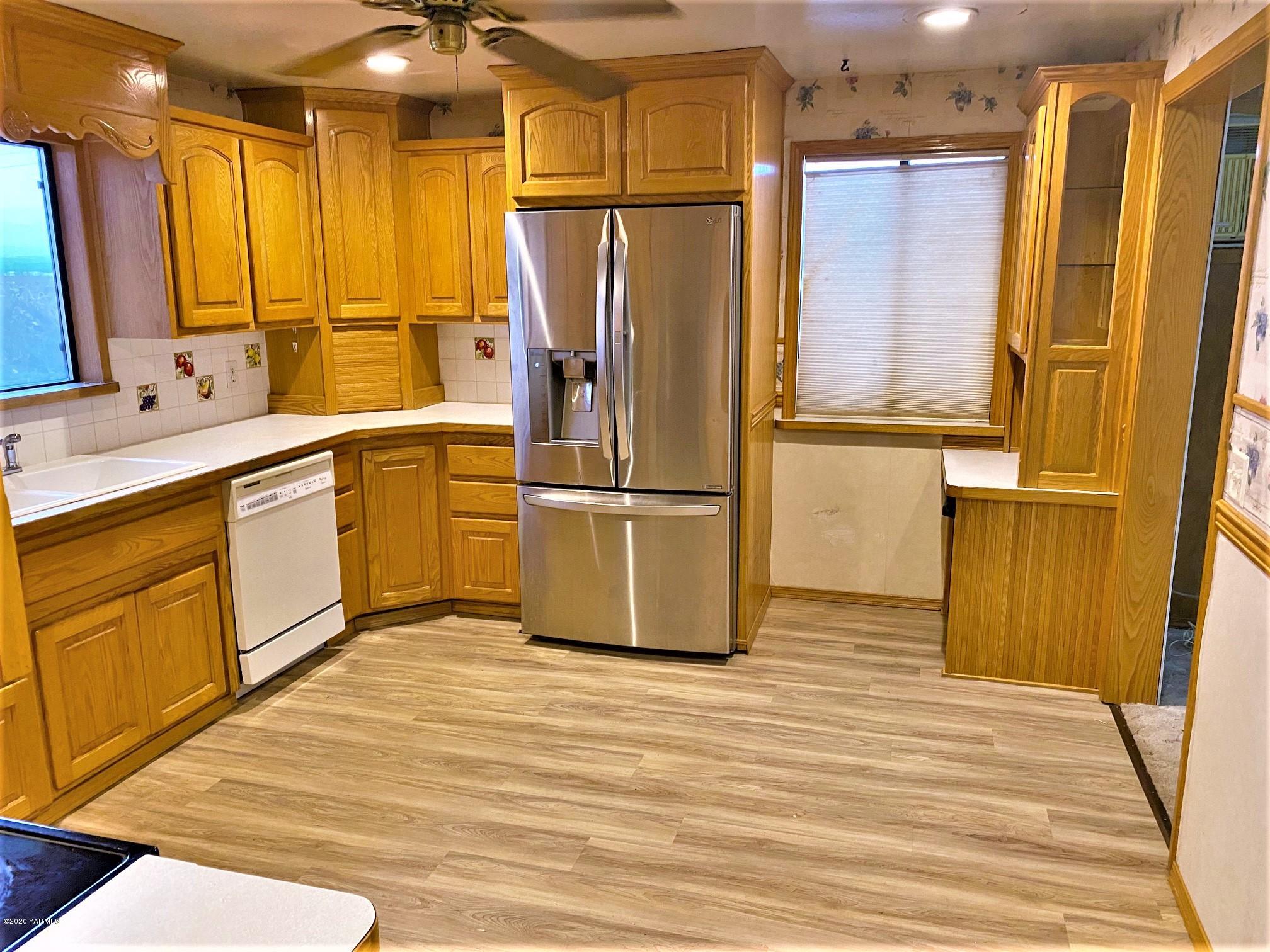 701 Grandview Pavement Road Grandview, WA 98930 - Photo 4 of 14 a kitchen with stainless steel appliances a refrigerator and wooden floor