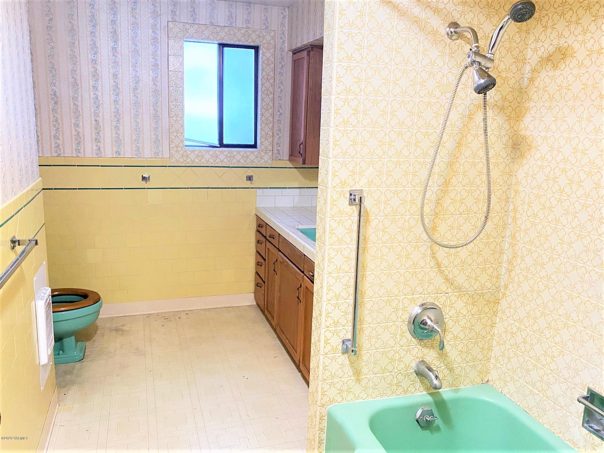 701 Grandview Pavement Road Grandview, WA 98930 - Photo 6 of 14 a bathroom with a sink a toilet and a mirror