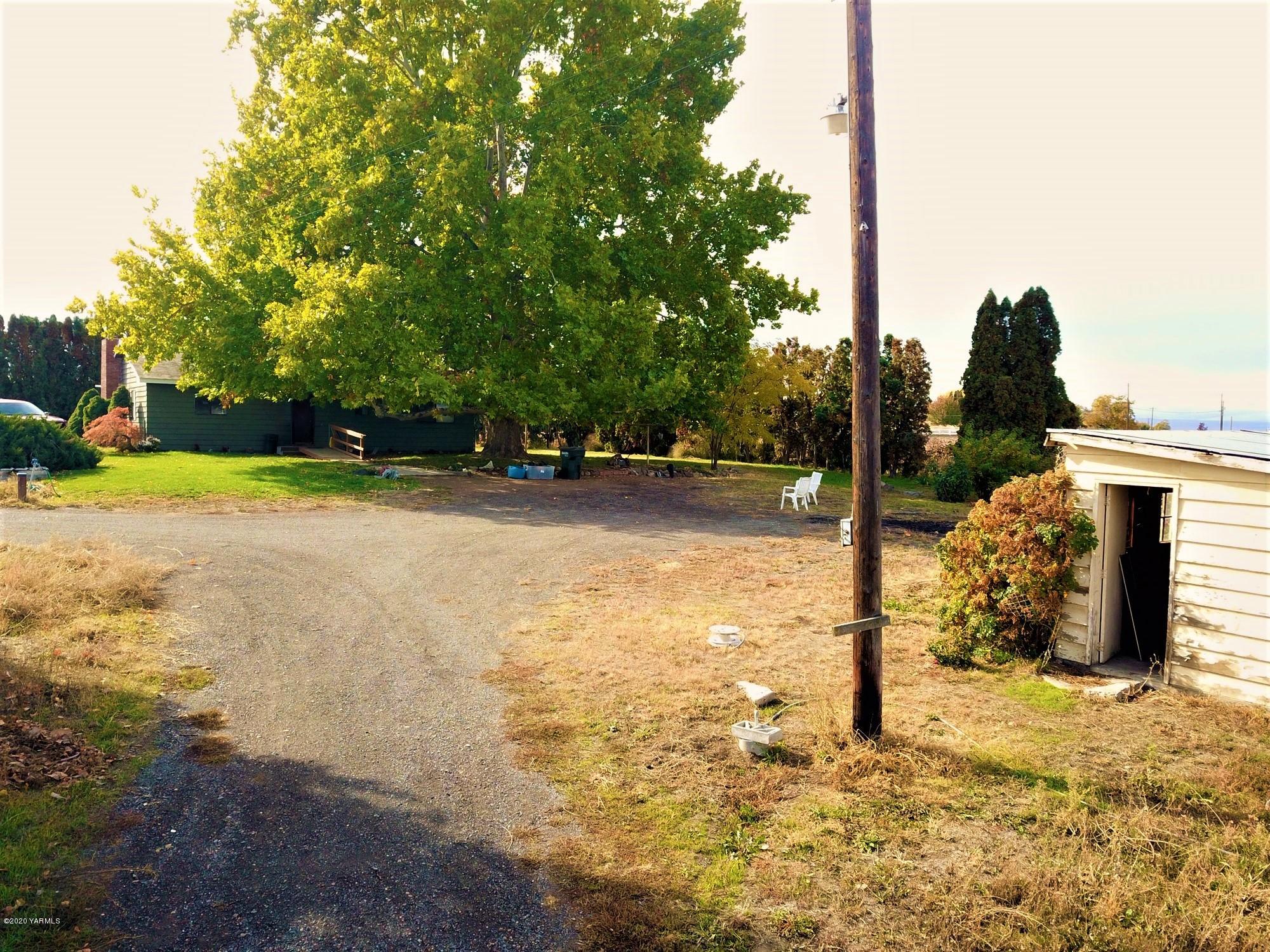 701 Grandview Pavement Road Grandview, WA 98930 - Photo 8 of 14 a view of a yard with basketball court
