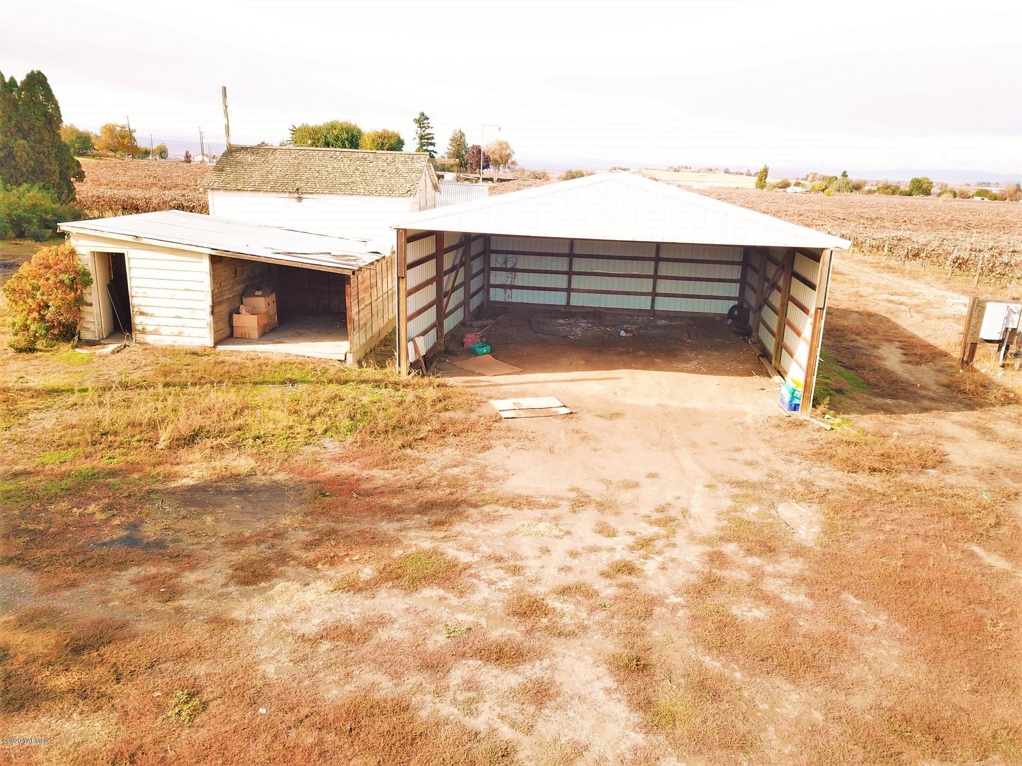 701 Grandview Pavement Road Grandview, WA 98930 - Photo 9 of 14 a view of a terrace