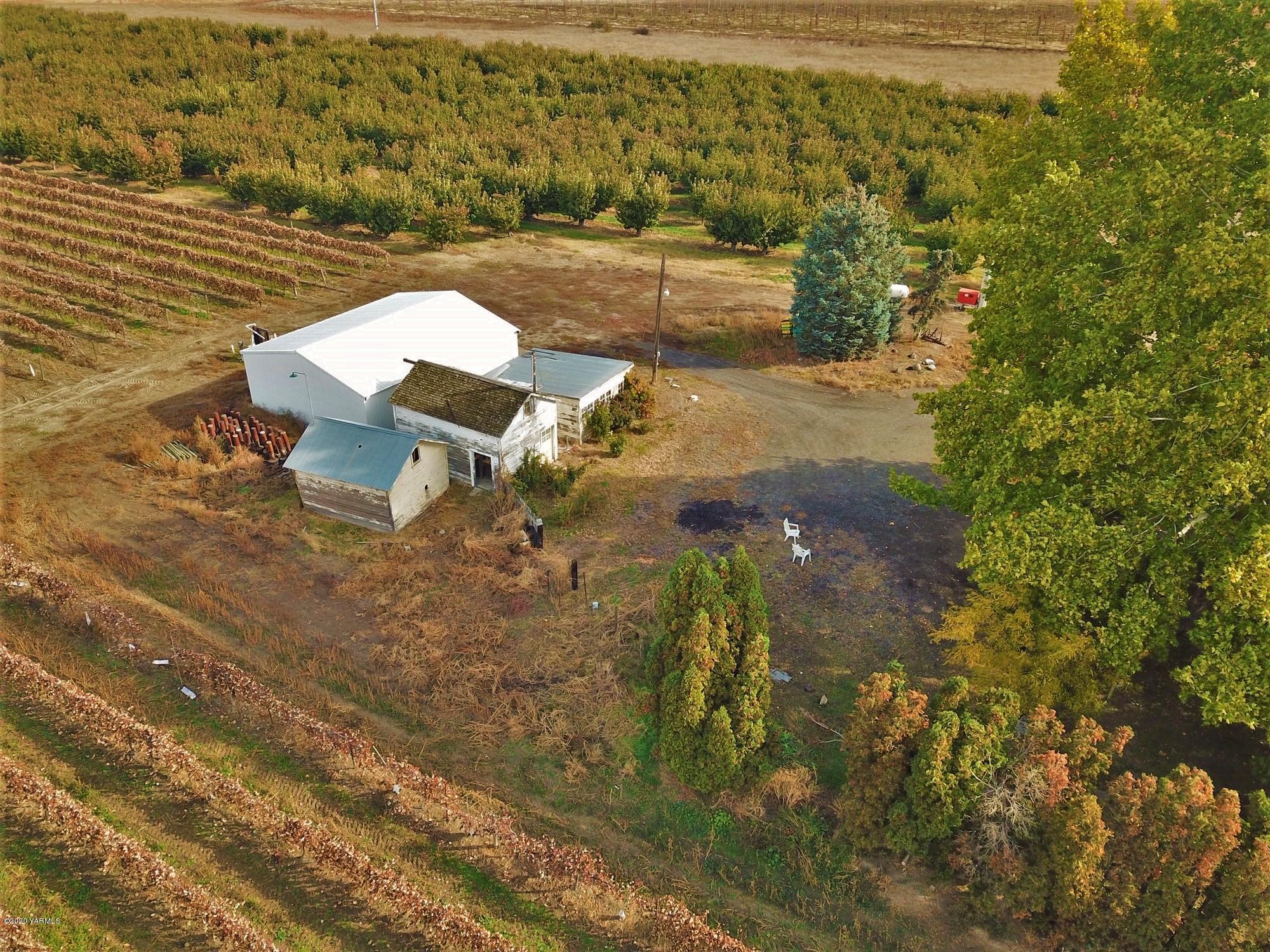 701 Grandview Pavement Road Grandview, WA 98930 - Photo 10 of 14 a view of outdoor space and garden