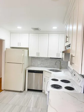 $3,900 | 25 Margaret Drive, Plainview, NY 11803