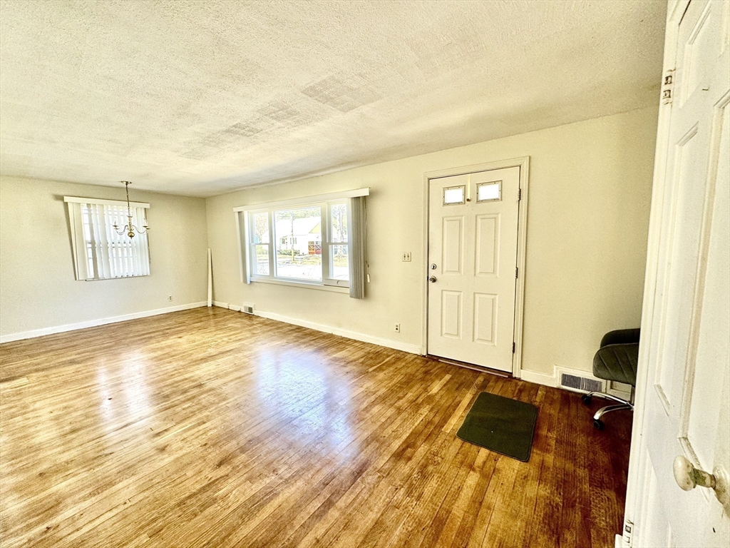 61 Stanhope Road Springfield, MA 01109 - Photo 3 of 15 Gallery Image 3