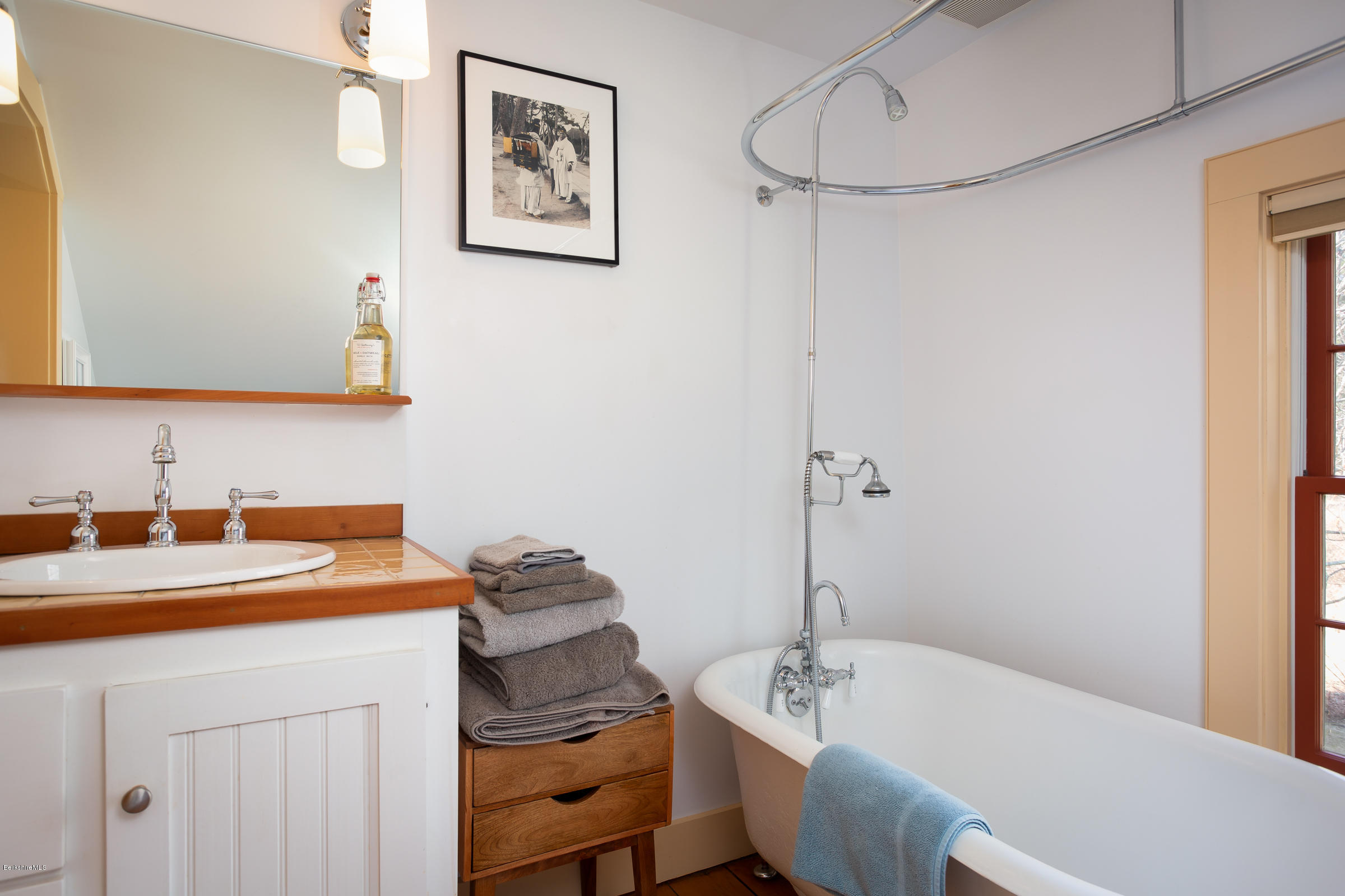 10 A Glendale Road Stockbridge, MA 01229 - Photo 6 of 13 Master bathroom