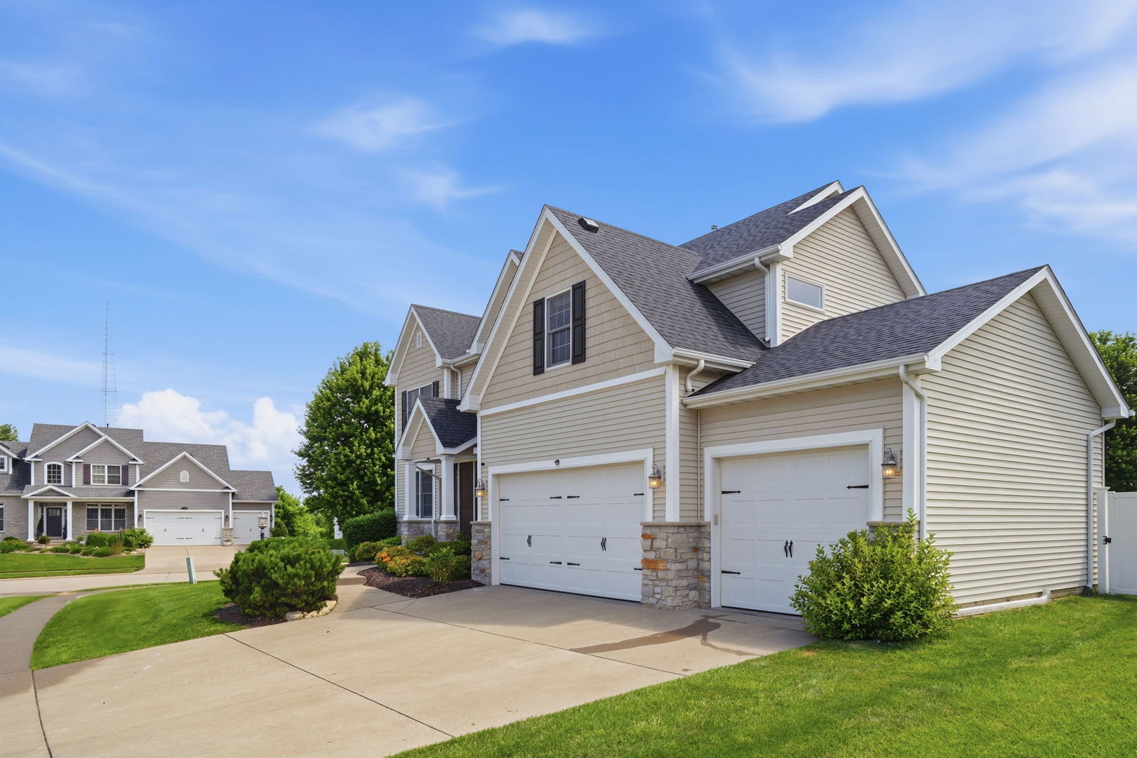 4889 Allen Road Bettendorf, IA 52722 - Photo 2 of 40