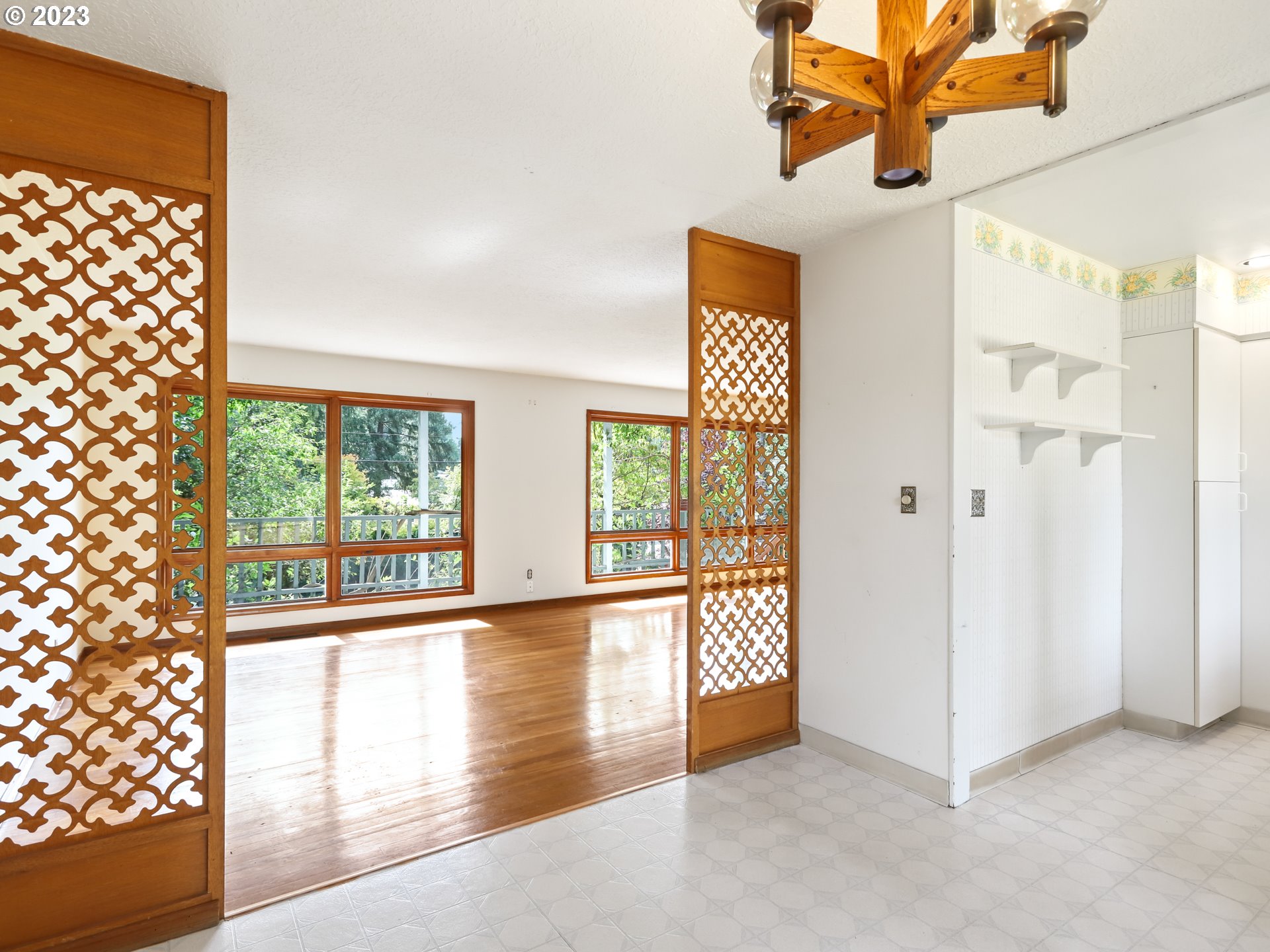 1975 Mapleleaf Road Lake Oswego, OR 97034 - Photo 12 of 37 a view of an entryway