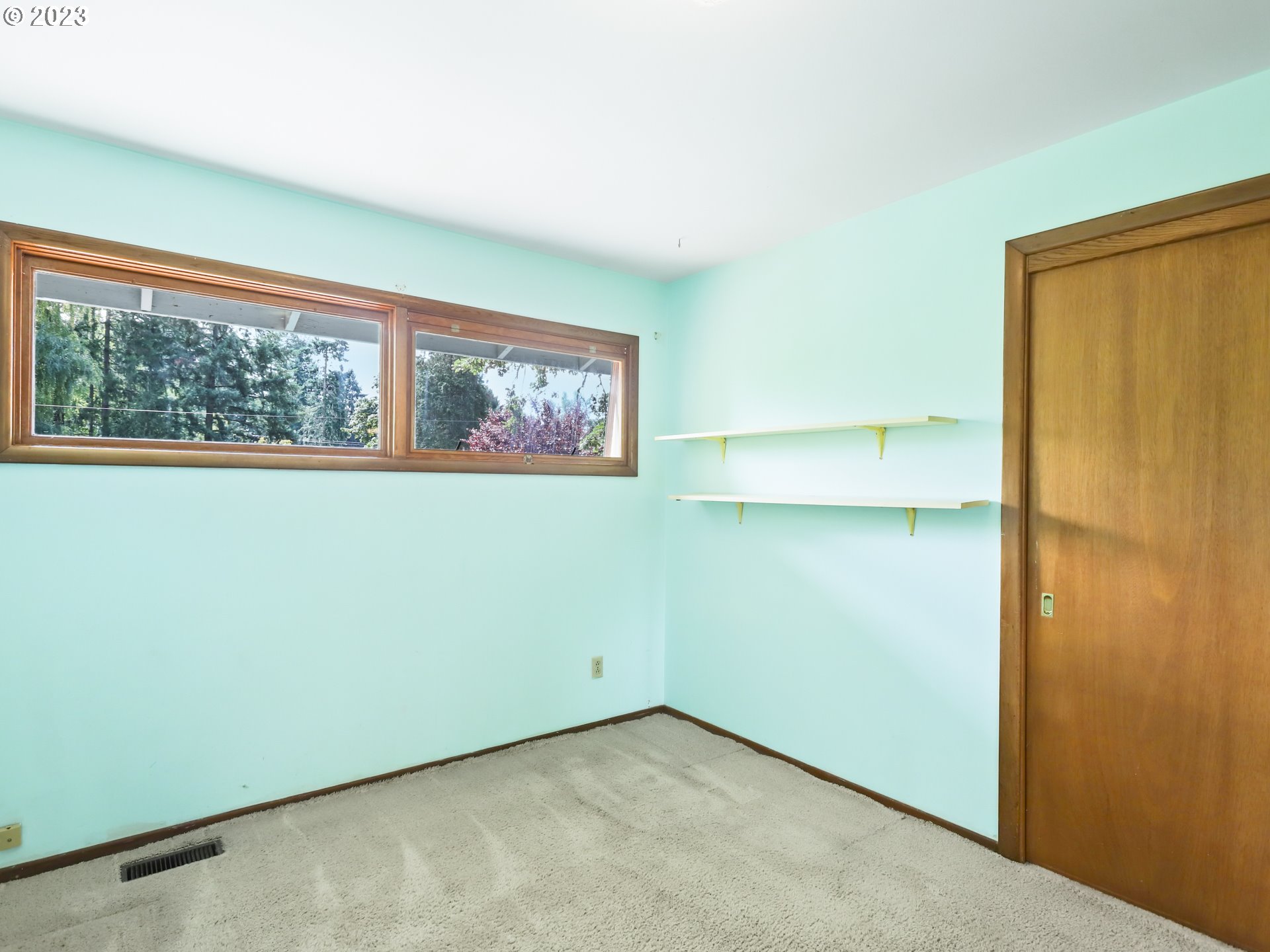 1975 Mapleleaf Road Lake Oswego, OR 97034 - Photo 15 of 37 an empty room with a window