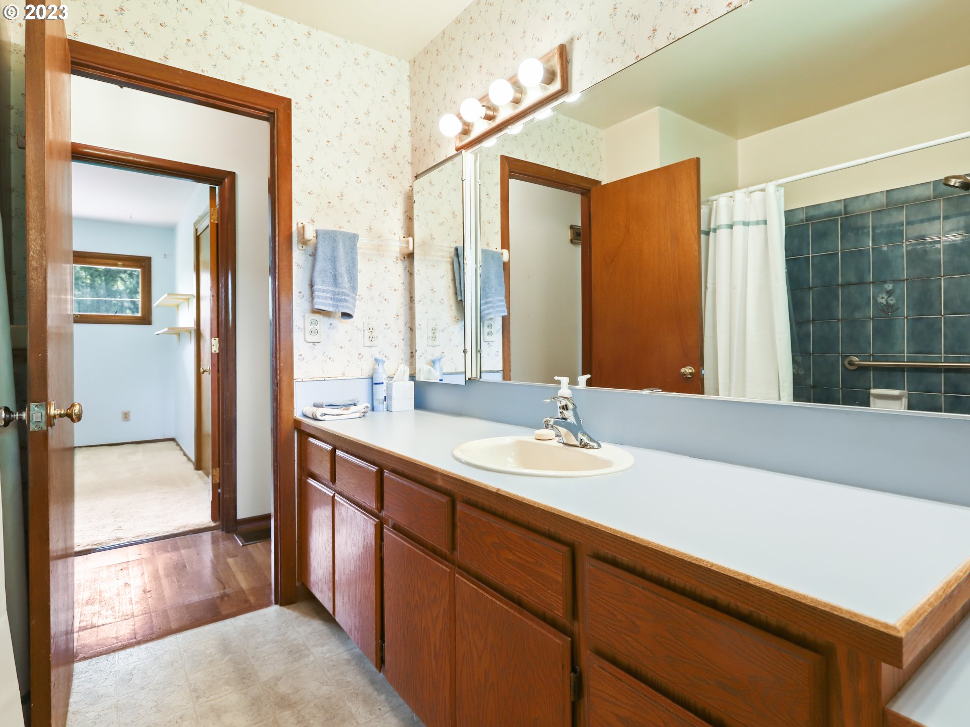 1975 Mapleleaf Road Lake Oswego, OR 97034 - Photo 17 of 37 a spacious bathroom with a double vanity sink and a mirror