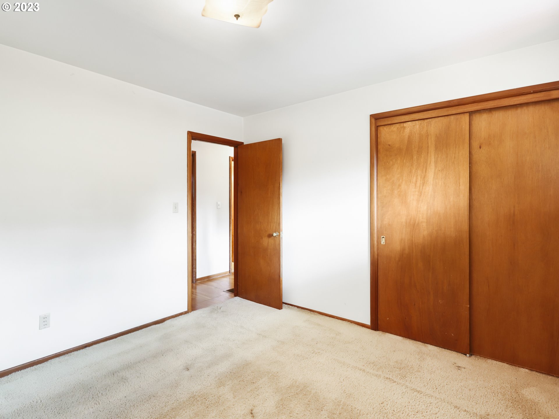 1975 Mapleleaf Road Lake Oswego, OR 97034 - Photo 19 of 37 a view of an empty room