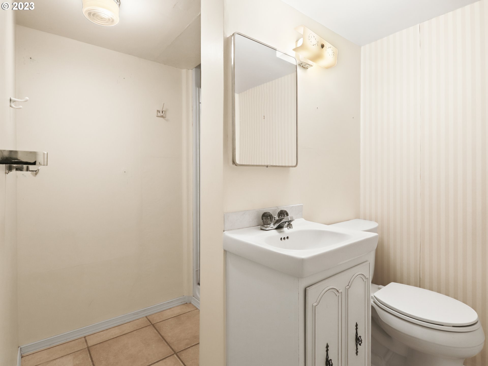 1975 Mapleleaf Road Lake Oswego, OR 97034 - Photo 26 of 37 a bathroom with a sink toilet and mirror