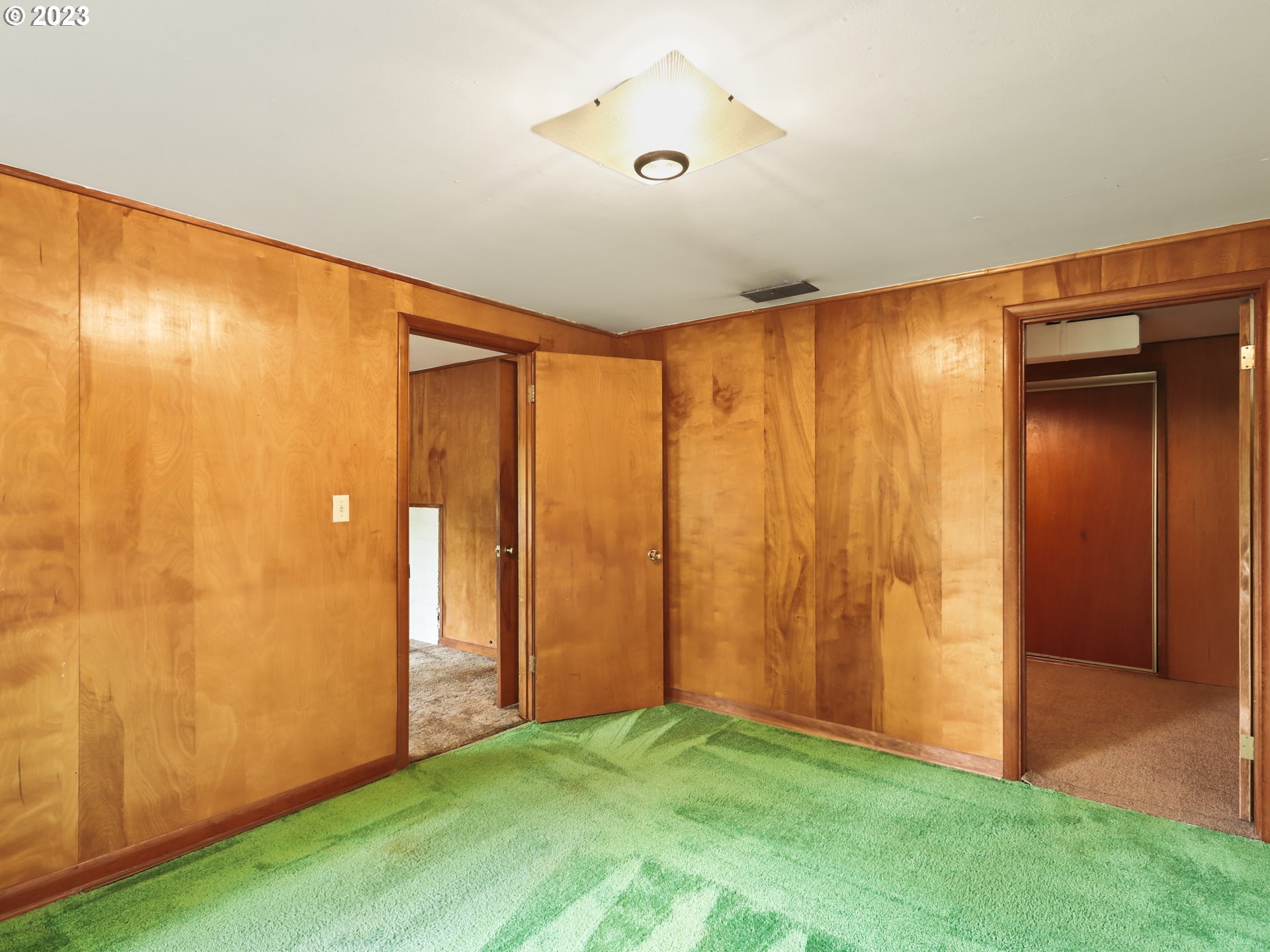 1975 Mapleleaf Road Lake Oswego, OR 97034 - Photo 28 of 37 a view of room with window and hardwood