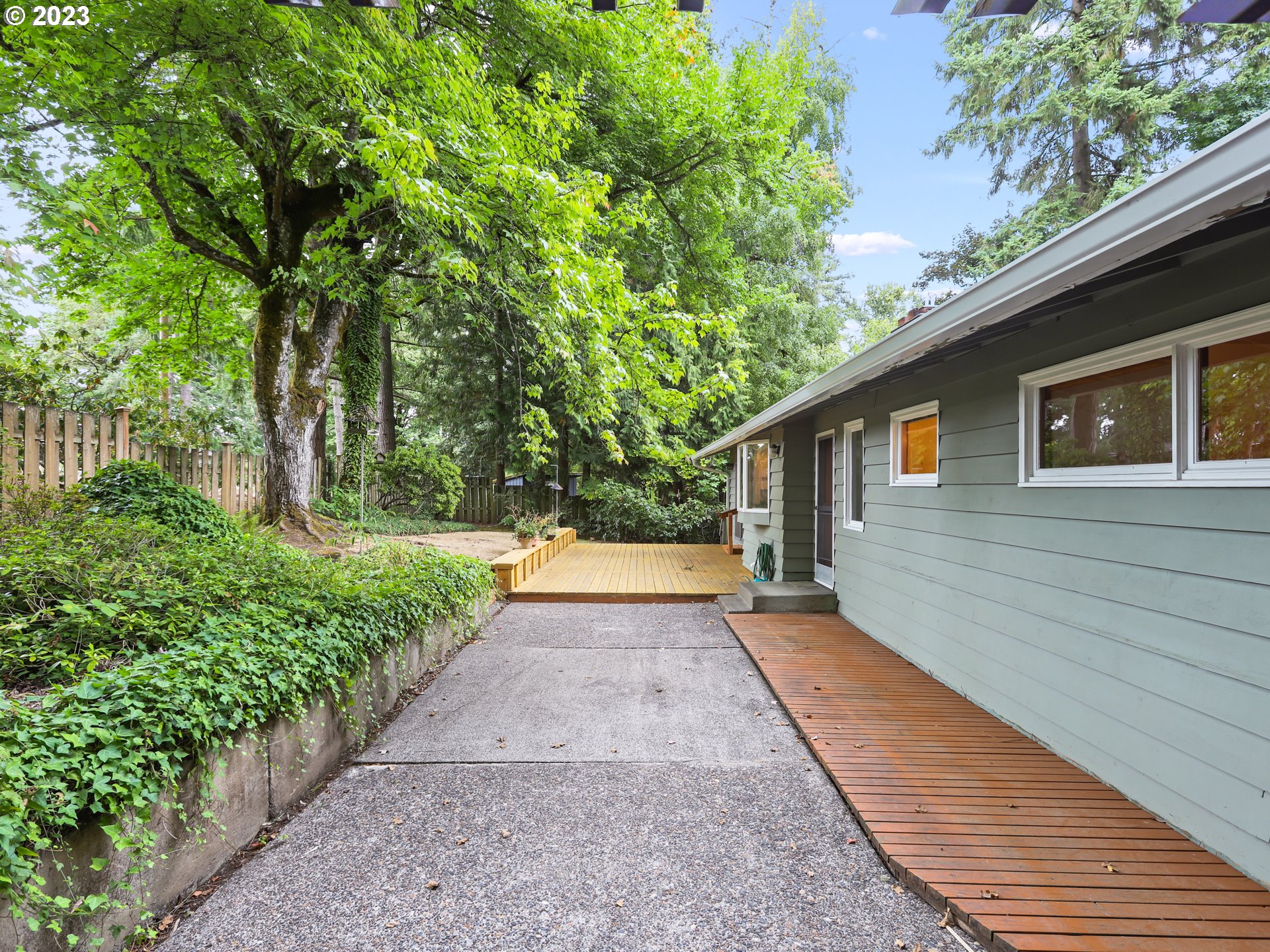 1975 Mapleleaf Road Lake Oswego, OR 97034 - Photo 37 of 37 a view of a back yard of the house