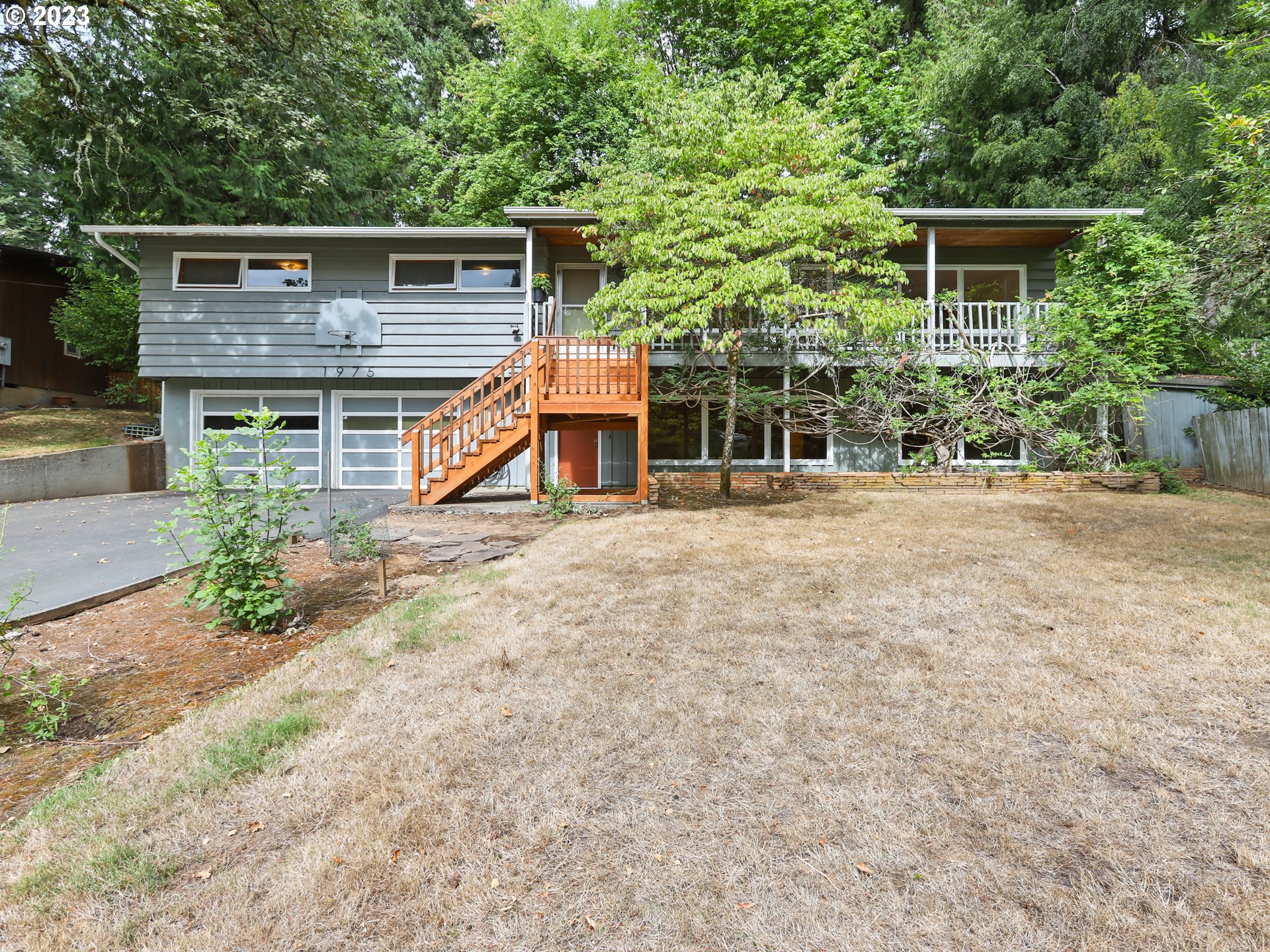 1975 Mapleleaf Road Lake Oswego, OR 97034 - Photo 4 of 37 front view of a house with a yard