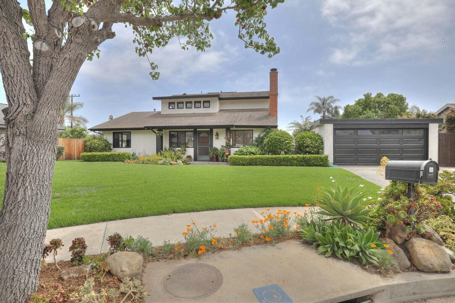 a view of a house with a yard