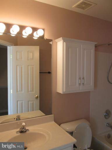 6441 McCoy Road Centreville, VA 20121 - Photo 9 of 14 Bath