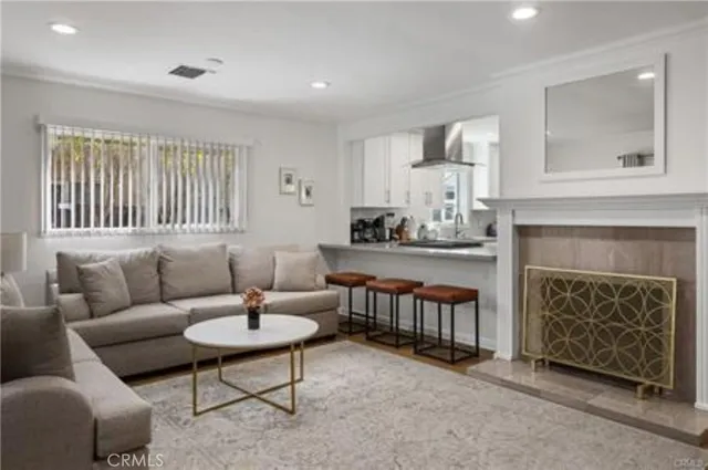 $6,900 | 22335 Kittridge Street, Woodland Hills, CA 91303