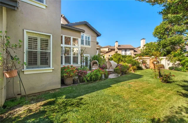a view of a yard in front of house
