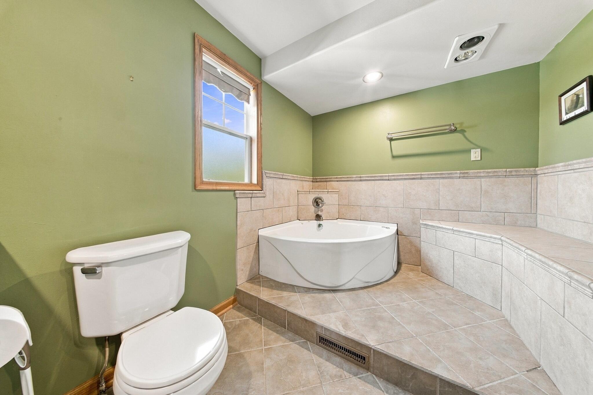 W808 Froelich Road Sullivan, WI 53178 - Photo 24 of 61 24_Primary_Bathroom_View_6