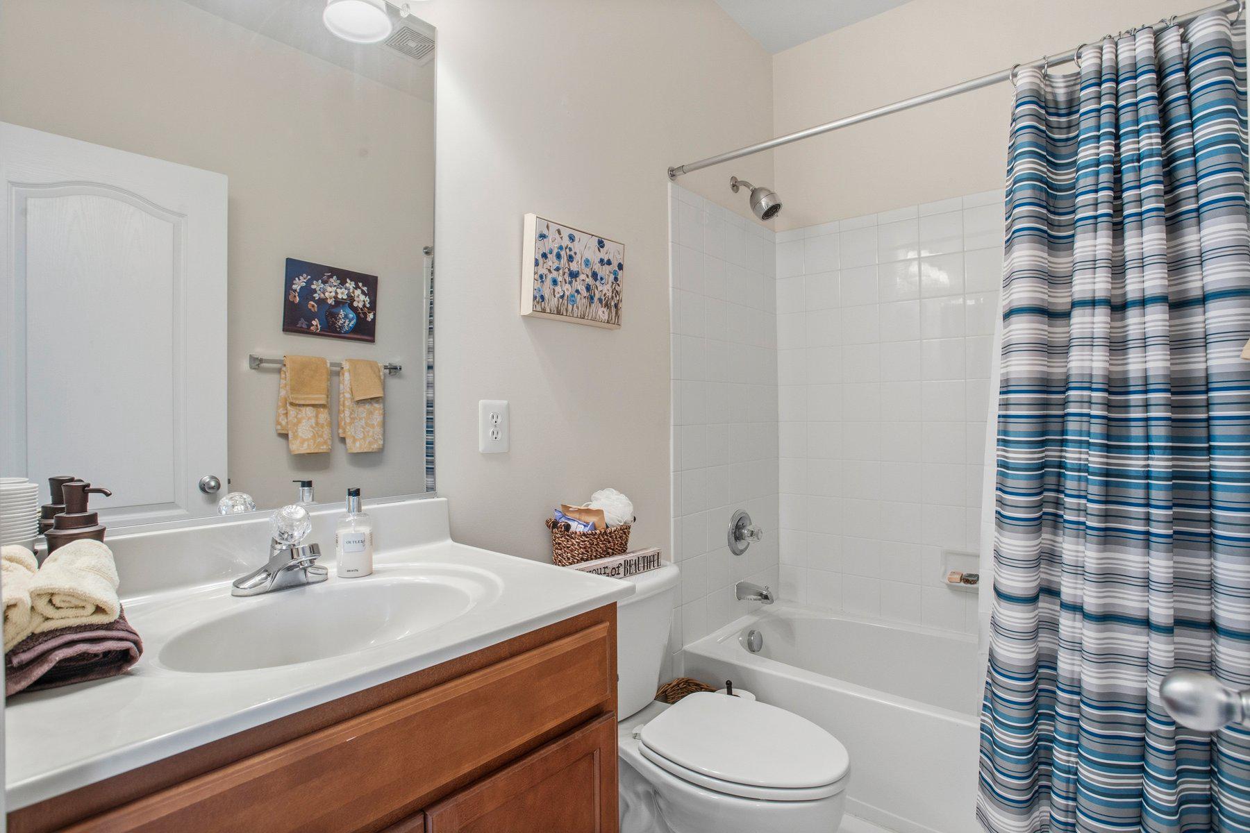 19466 Front Street Leesburg, VA 20176 - Photo 22 of 34 Upper hall full bathroom