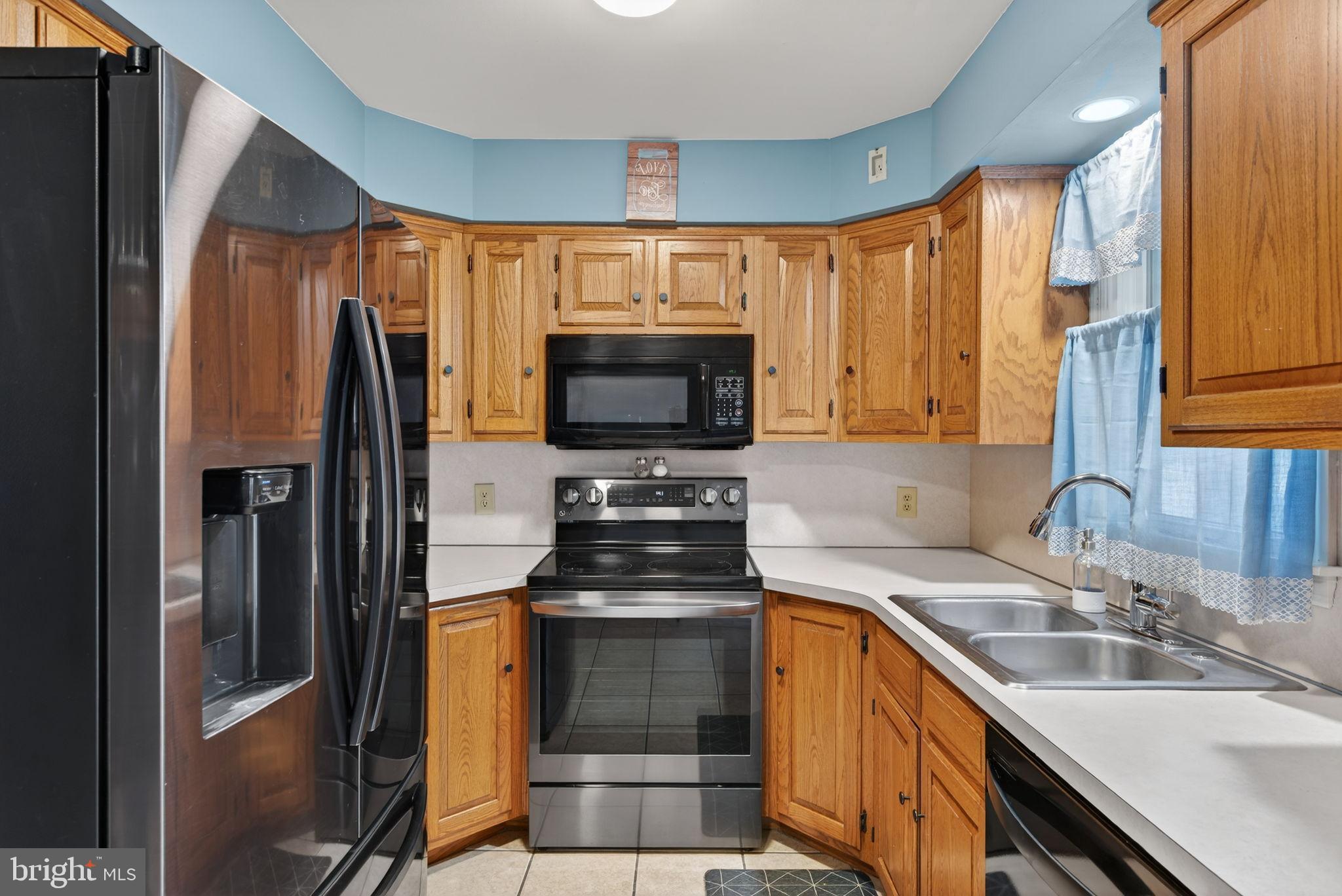 64 Beech Lane Elizabethtown, PA 17022 - Photo 9 of 26 a kitchen with a sink stove and refrigerator
