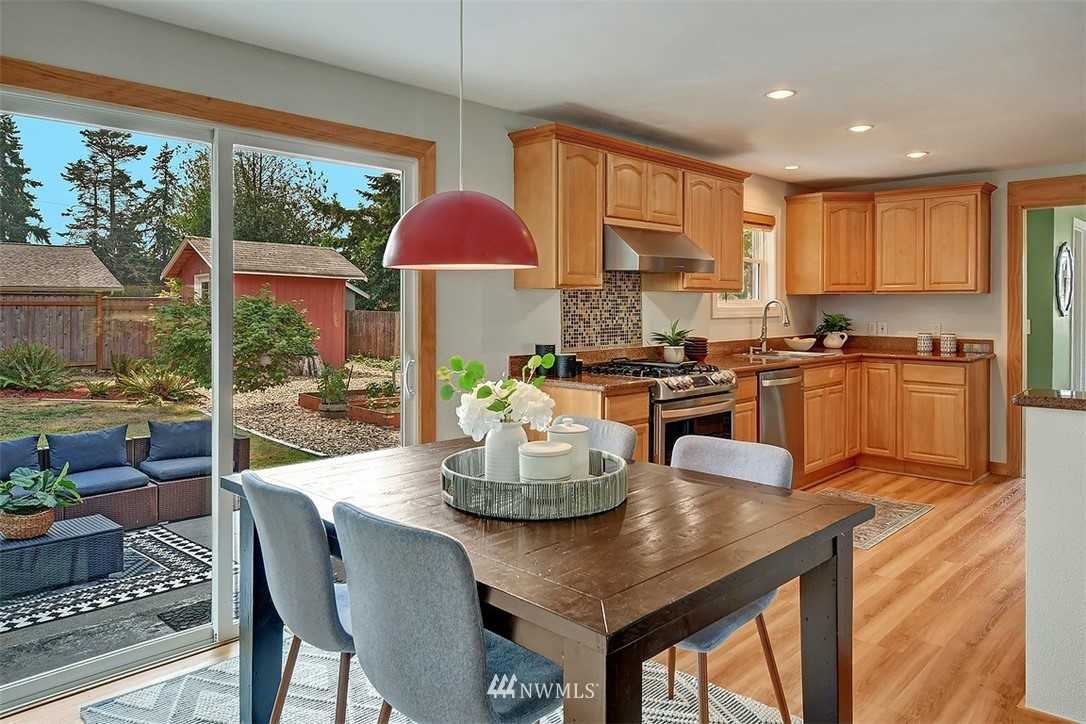 8112 215th Street Southwest Edmonds, WA 98026 - Photo 8 of 24 Gallery Image 8
