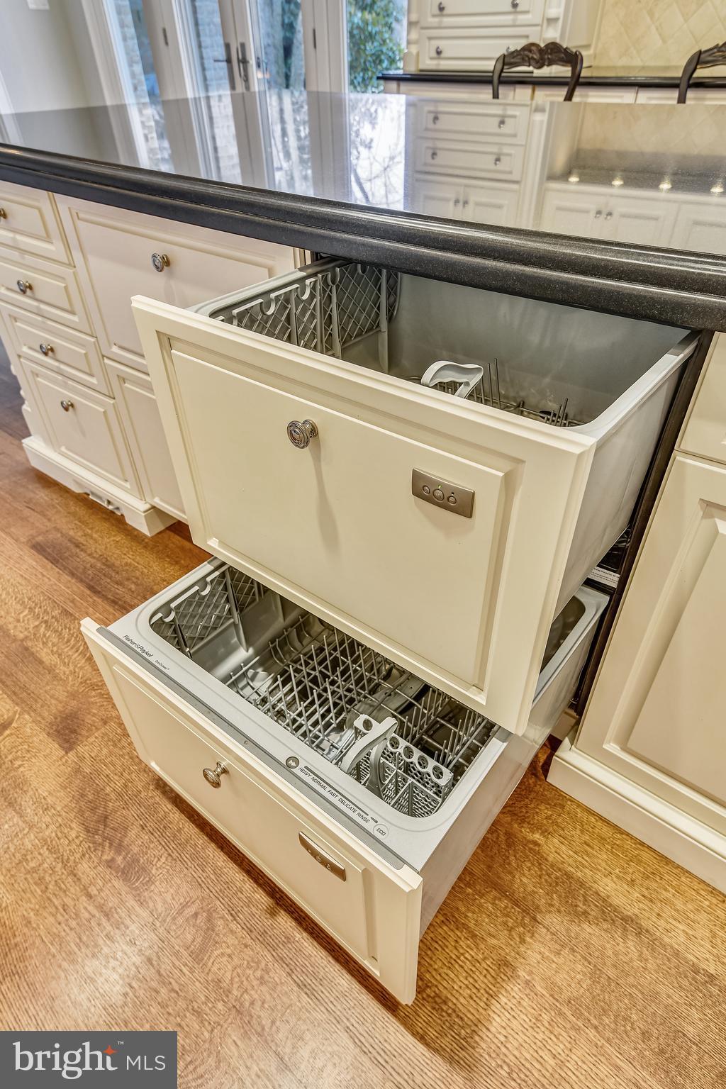 680 South River Landing Road Edgewater, MD 21037 - Photo 39 of 83 Fisher Paykel double drawer dishwasher in island