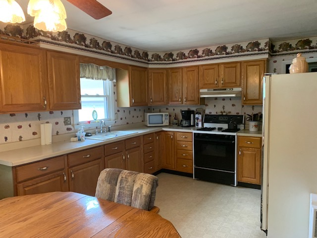 212 Ridge Street Creston, IL 61068 - Photo 7 of 23