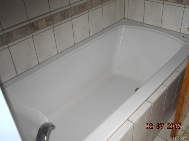 10845 Stark Road Livonia, MI 48150 - Photo 11 of 18 tub.jpg