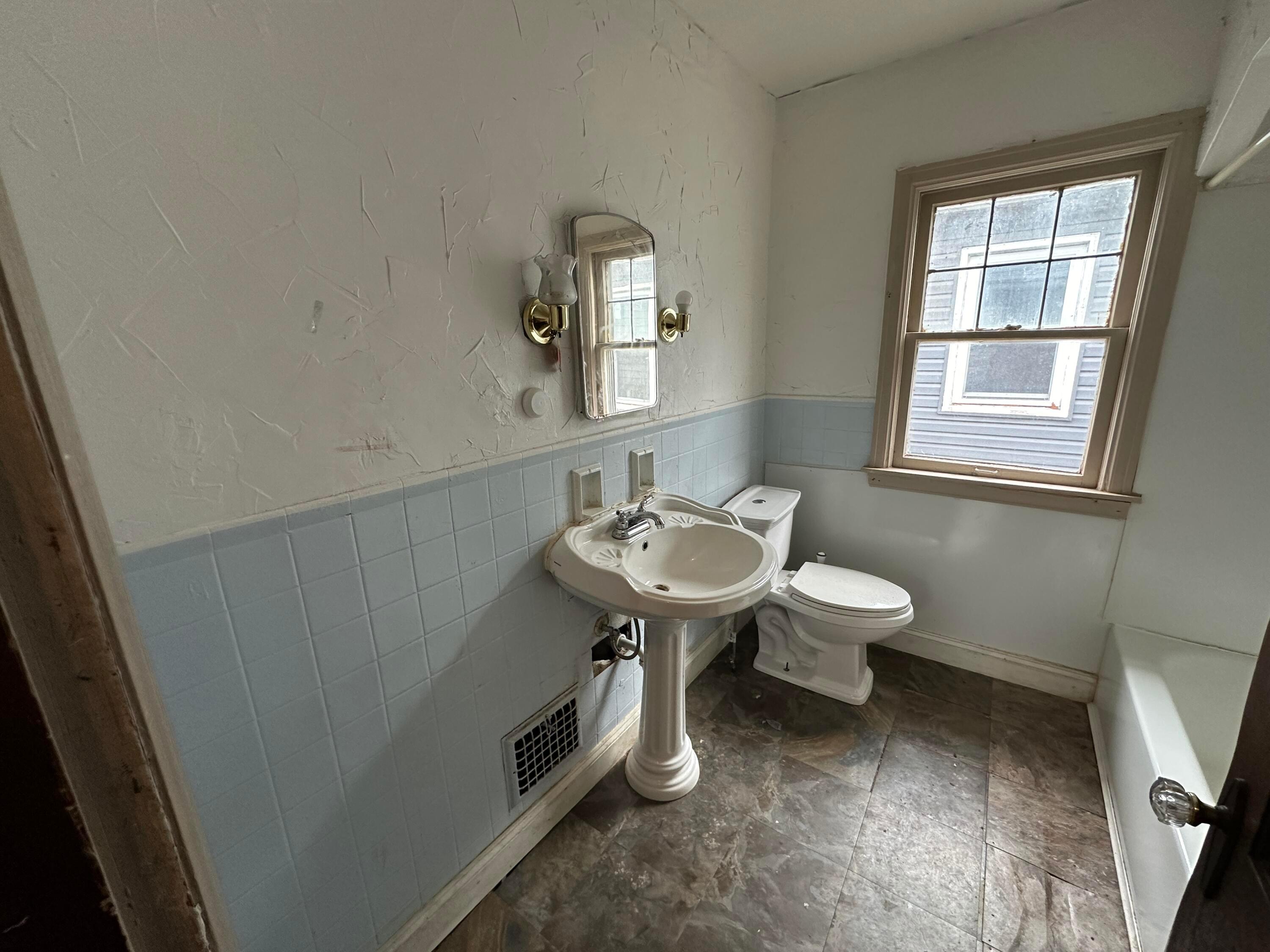 1317 Lockbourne Road Columbus, OH 43206 - Photo 26 of 42 IMG_2411