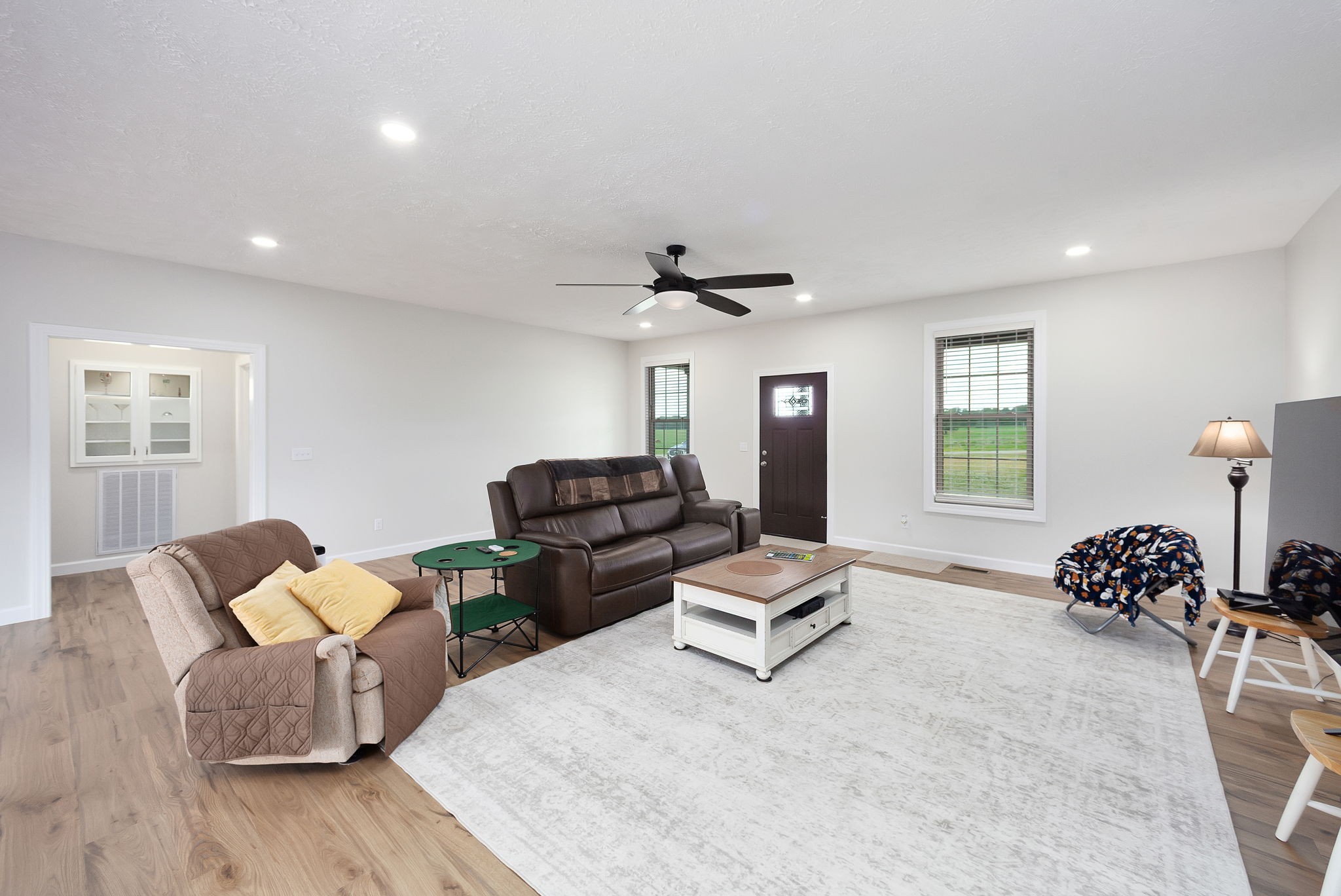 745 Alman Cemetery Road Paris, TN 38242 - Photo 5 of 31 a living room with furniture