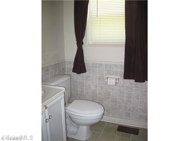 3615 Harvard Road Winston-Salem, NC 27107 - Photo 6 of 7 Bath.