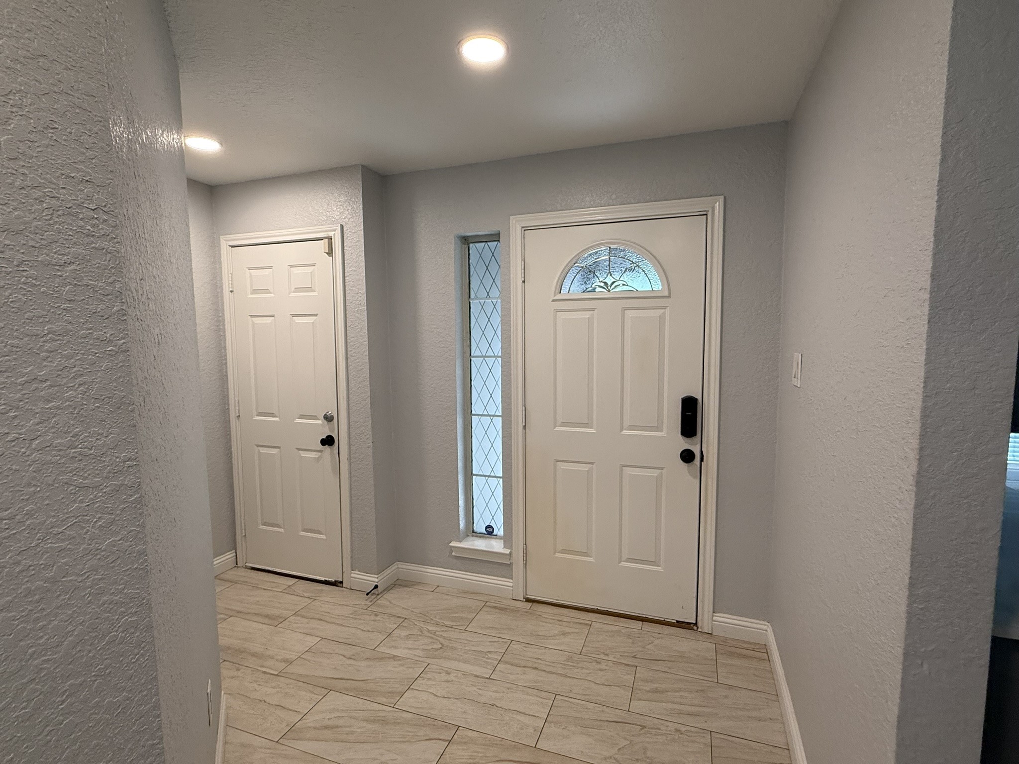 5525 Main Street Santa Fe, TX 77510 - Photo 6 of 36 Entryway with closet.