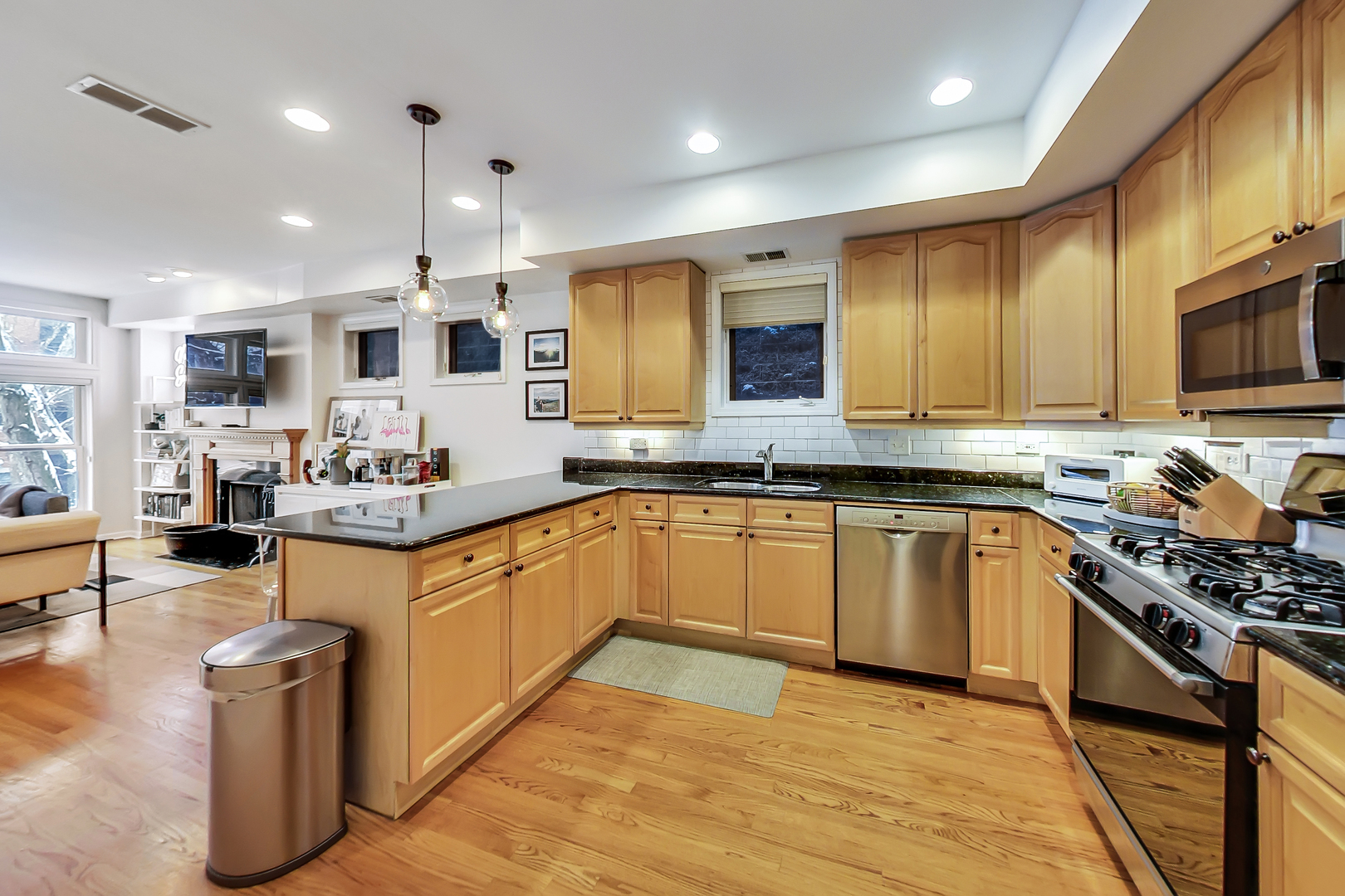 3531 North Reta Avenue, Unit 2 Chicago, IL 60657 - Photo 10 of 27