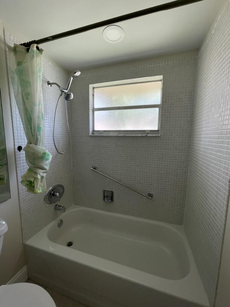 472 Saxony Way Delray Beach, FL 33446 - Photo 15 of 33 a bathroom with a bath tub and a shower