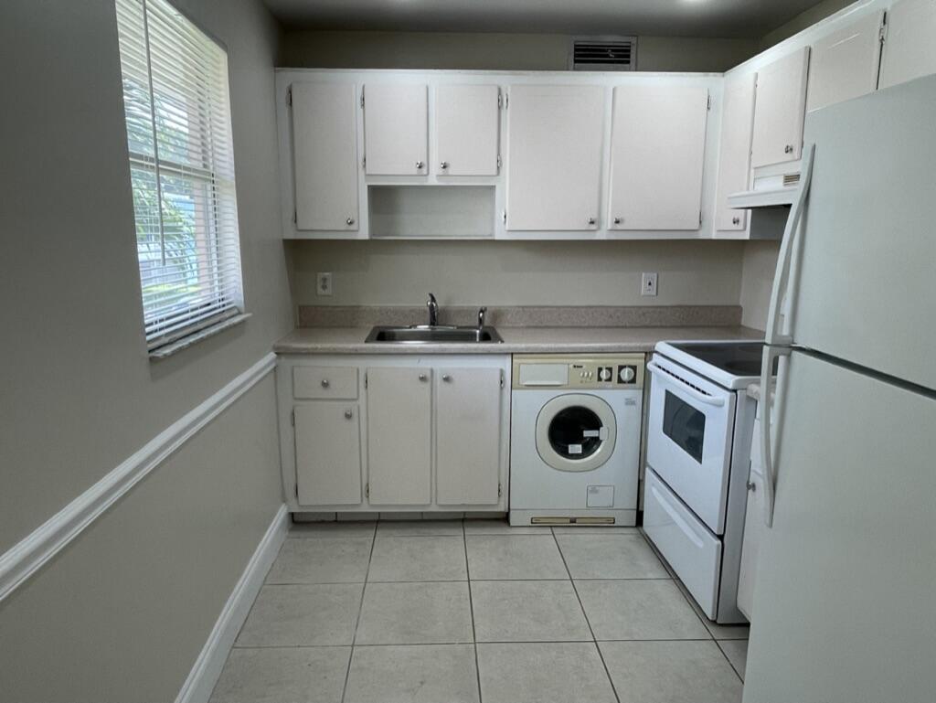 472 Saxony Way Delray Beach, FL 33446 - Photo 5 of 33 a view of a kitchen with appliances and cabinets