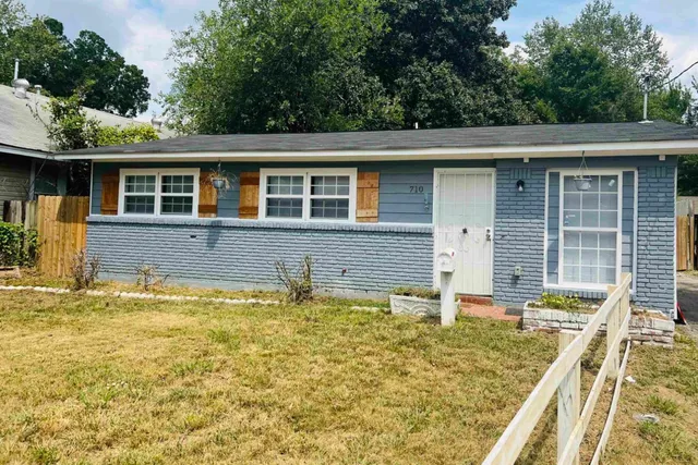 a front view of house with yard