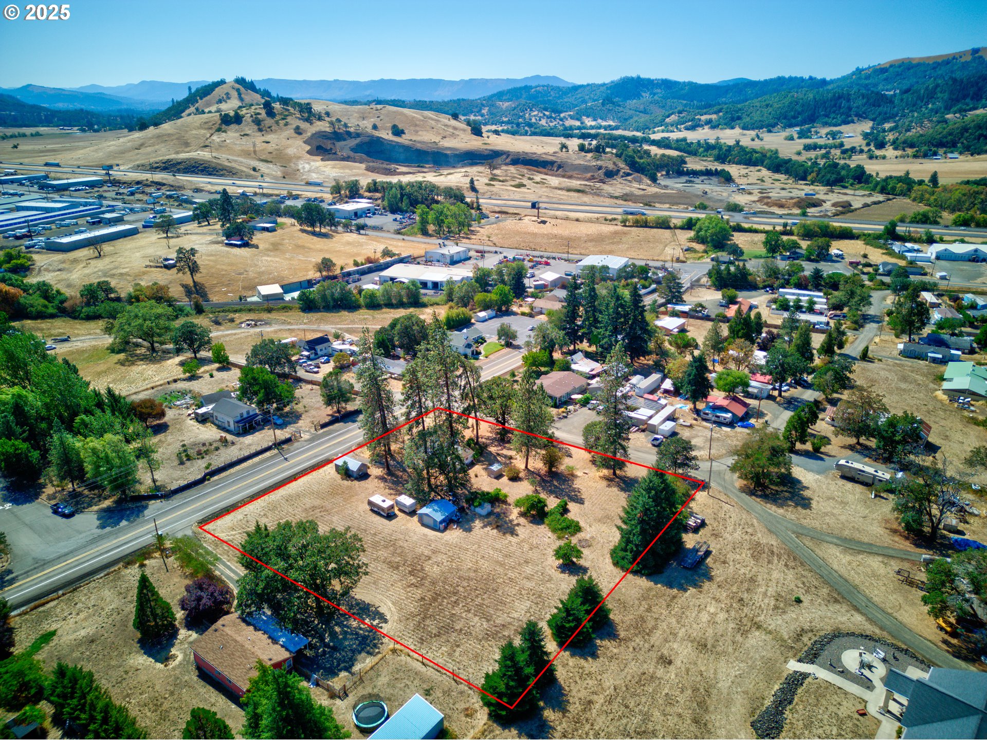 804 North Bank Road Roseburg, OR 97470 - Photo 10 of 32